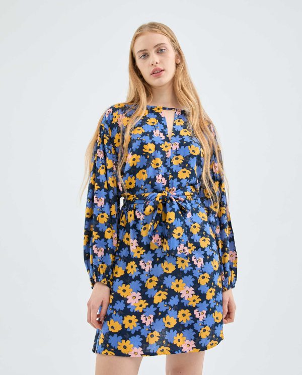 Vestido corto con cinturón y estampado floral