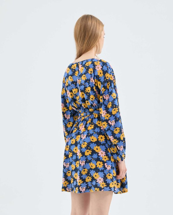 Vestido corto con cinturón y estampado floral