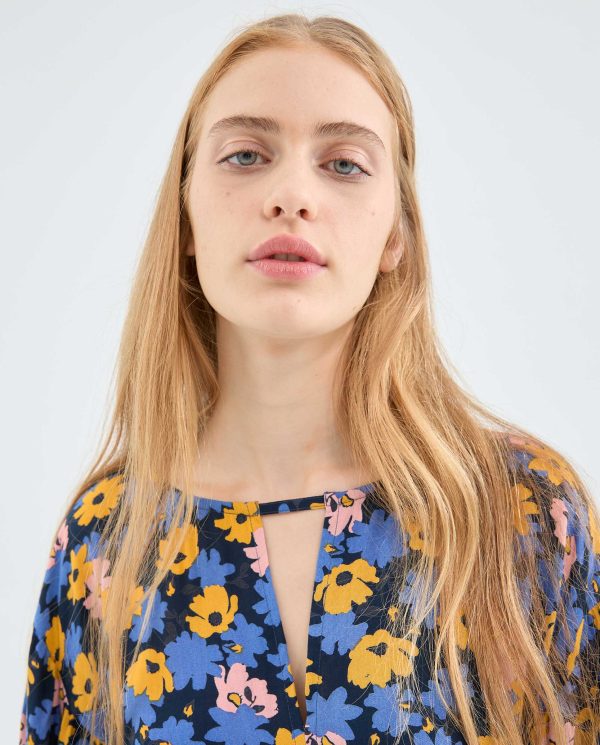 Vestido corto con cinturón y estampado floral